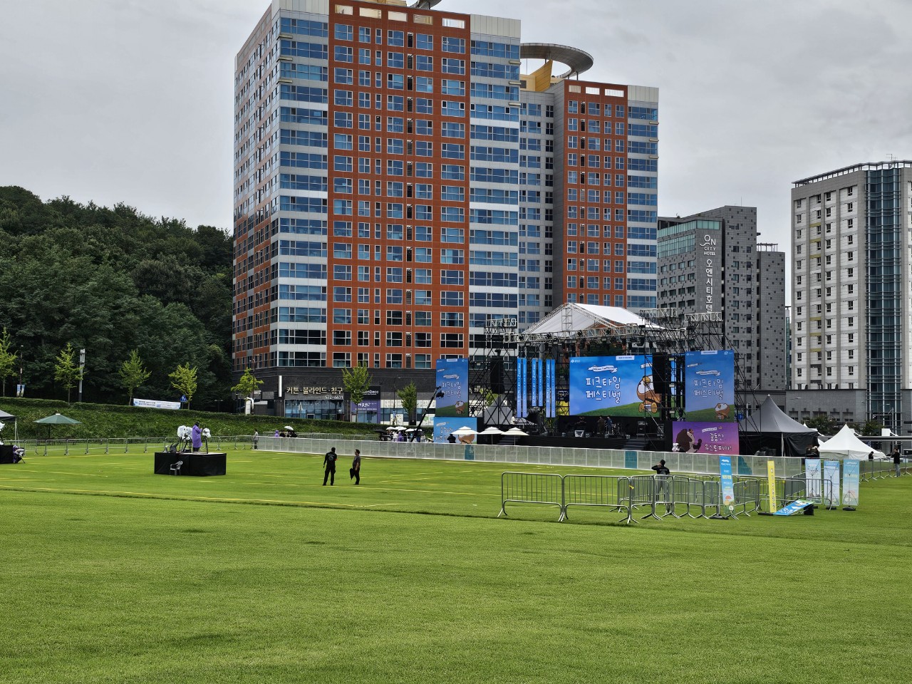 2025 전국 청년 축제 '피크타임 페스티벌' 공연장 설치 중 모습